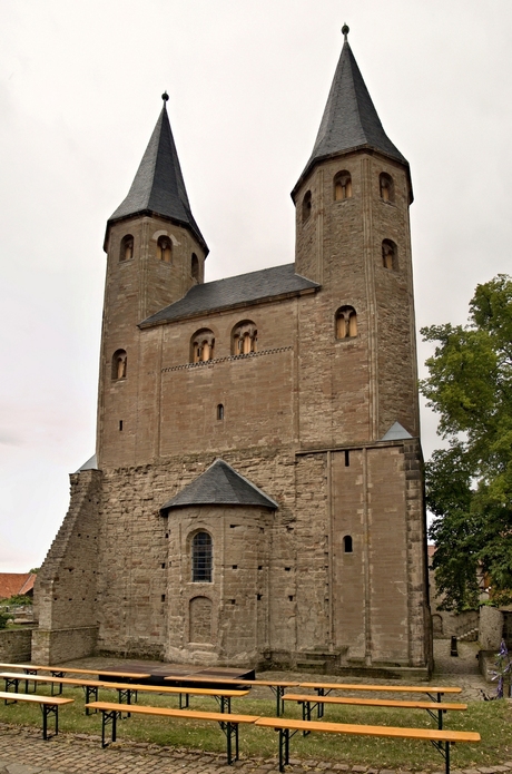 De torens en de absis van de Klosterkirche St. Vitus.