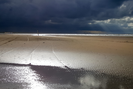 licht stralen door de donkere wolken