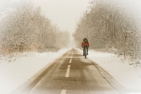 Fietser in de sneeuw