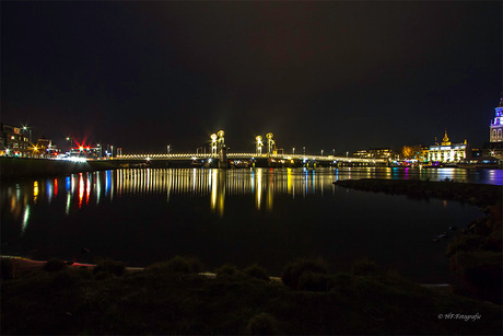 Stadsbrug Kampen bij Nacht