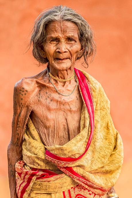 oude vrouw in orissa