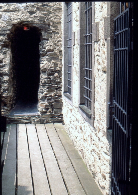 De overloop van woonhuis naar bergfried, iets er afgehaald.