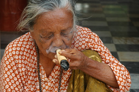 Rokende vrouw in Myanmar