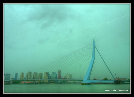 eramsusbrug bij onweer hdr