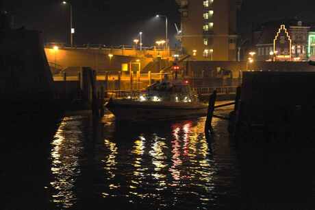 nachtfoto vertrek loodsboot uit Koopmanshaven Vlissingen