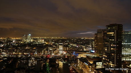 Uitzicht uit Waterstadtoren Rotterdam bij nacht