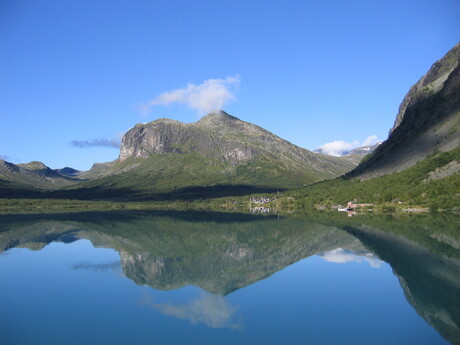 spiegelend bergmeer in Noorwegen