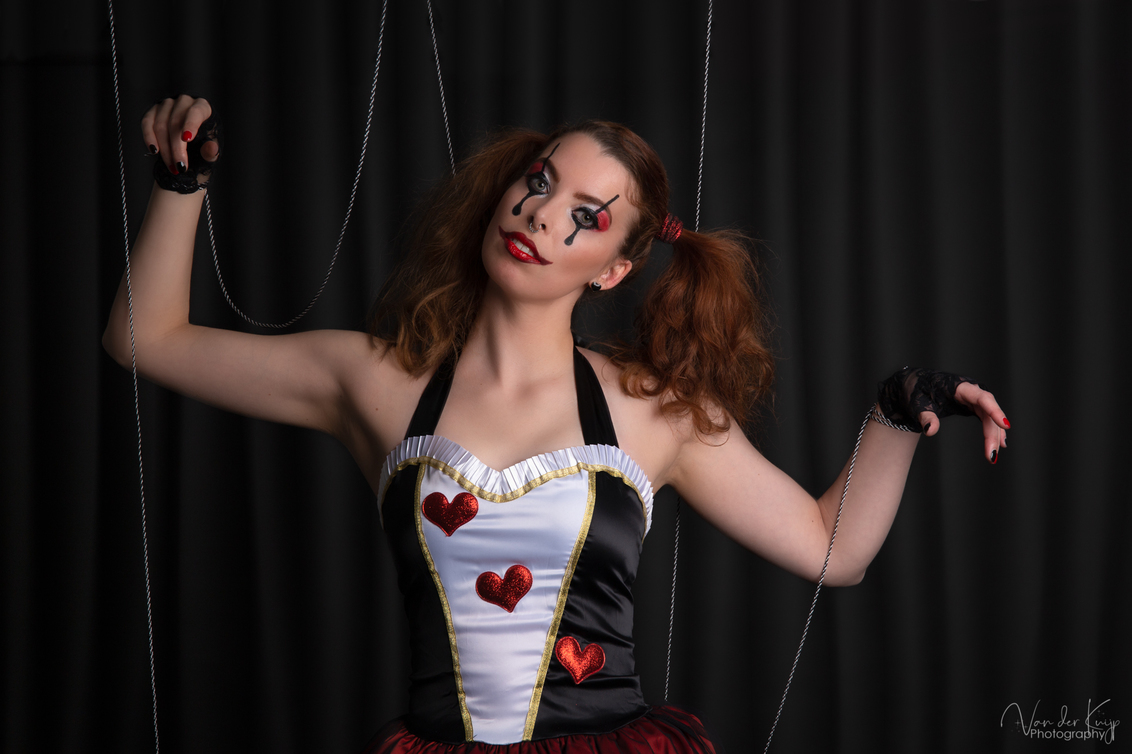 Puppet on a string - - - foto door Semantha op 14-04-2020 - deze foto bevat: vrouw, portret, flits, studio, photoshop, fotoshoot, visagie