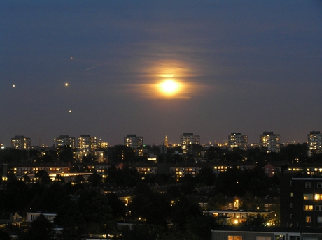 Maan en vliegtuigen boven Amsterdam