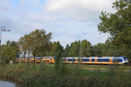 De trein naar Zoetermeer langs het Bostiljon Hotel