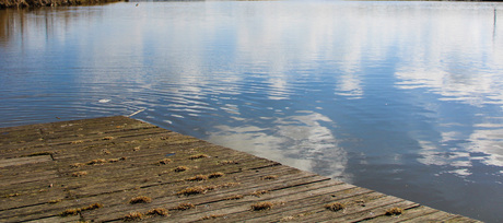 Wolken in het water