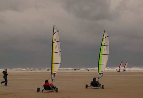 Zeilen op het strand