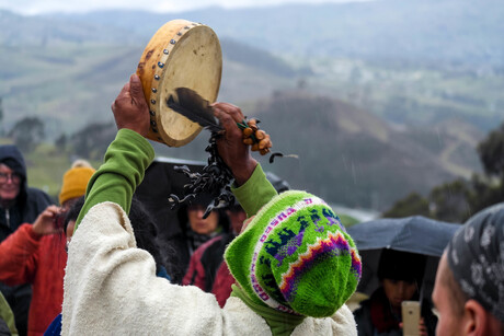 inwijding Sjamaan op de zonnetempel in Ecuador