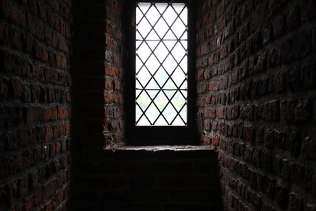 Zitplek bij raam van een oud kasteel