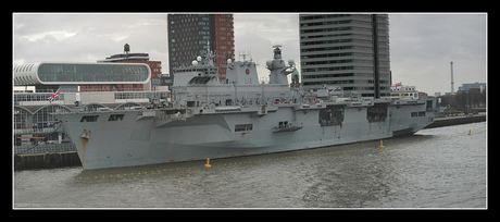 HMS Ocean Vliegdekship te Rotterdam