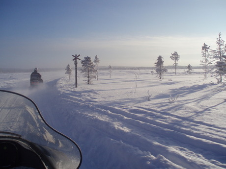 op een scooter door Lapland