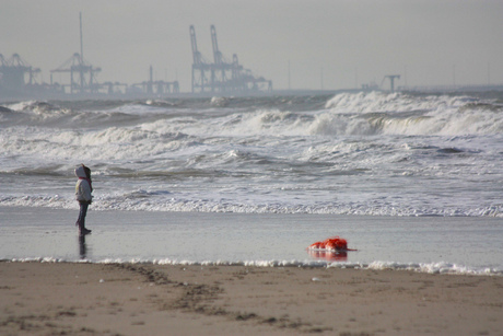 Meisje kijkt naar de golven