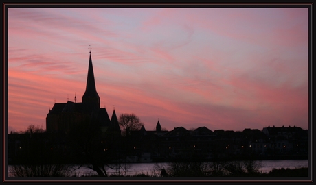 Bovenkerk bij avondrood