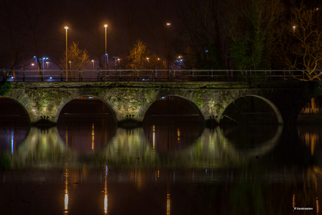 de brug in de nacht