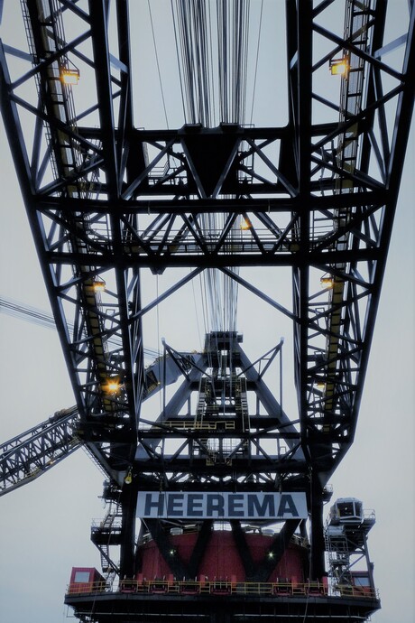 P1140329 THIALF Heerema Kraan detail 5mei 2012