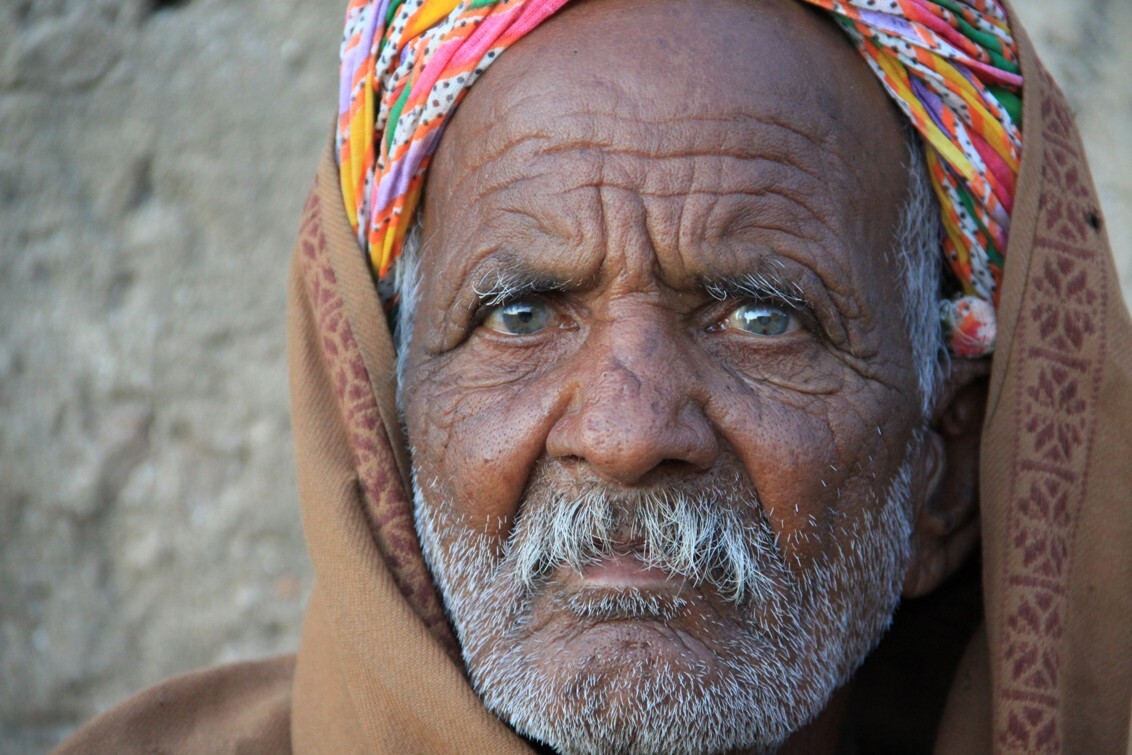 Man in Jaipur - Deze man zat voor zijn huis nabij Jaipur en wilde graag op de foto, net als zijn buren. Ik had het emailadres gekregen van de lokale dokter,zodat ik  - foto door sgtravel op 20-08-2020 - deze foto bevat: man, portret, daglicht, india, closeup, reisfotografie, jaipur
