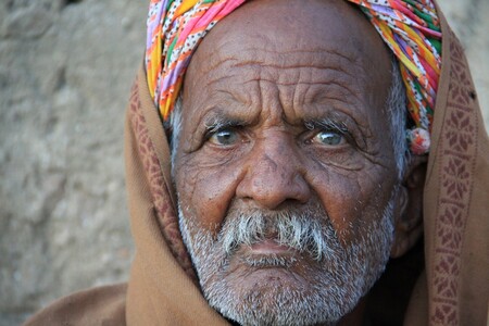 Man in Jaipur - Deze man zat voor zijn huis nabij Jaipur en wilde graag op de foto, net als zijn buren. Ik had het emailadres gekregen van de lokale dokter,zodat ik  - foto door sgtravel op 20-08-2020 - deze foto bevat: man, portret, daglicht, india, closeup, reisfotografie, jaipur