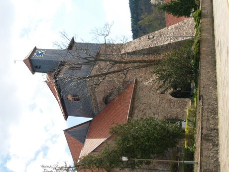 De massieve toren van de klooster kerk.