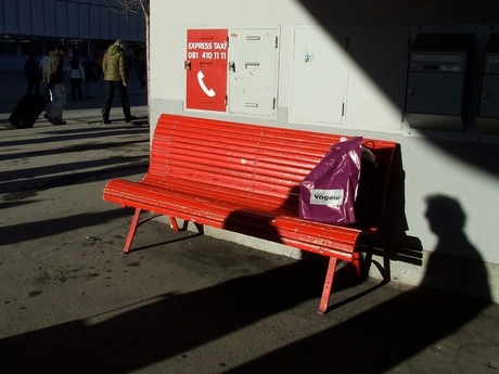 rode bank, paarse tas