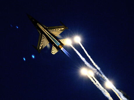 F 16 in de avondlucht