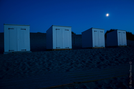 Strandhutjes in het maanlicht