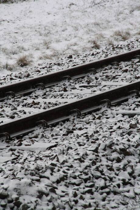 Spoor met sneeuw