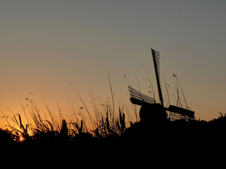 Molen bij zonsondergang