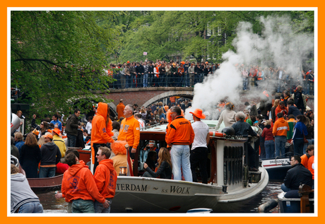 Oranje in de gracht