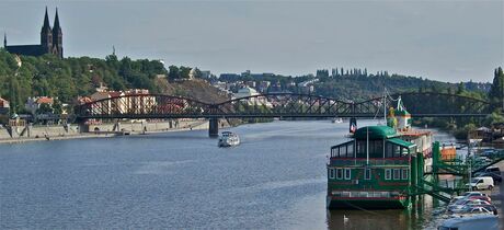 Een blik over de moldau rivier in Praag