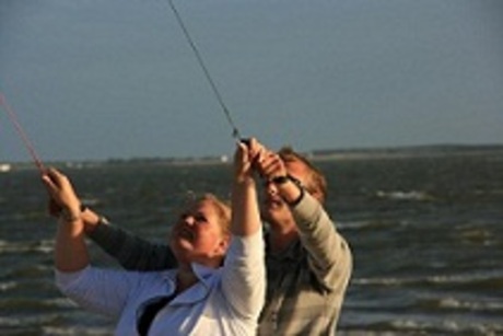 Samen vliegeren op het strand