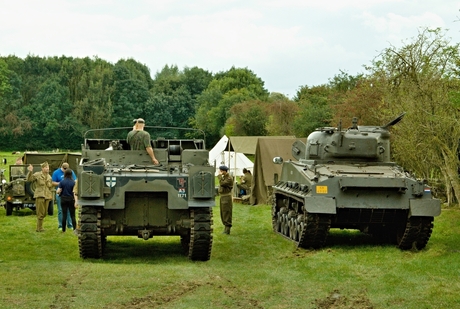 De Sherman tank en de Sexton naast elkaar.