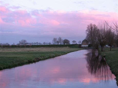 Avondlucht boven de polder