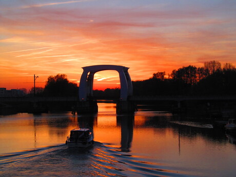 zonsondergang aan de rivier