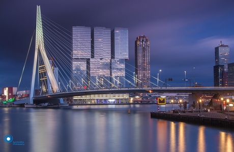 Dreigend blauw uurtje in Rotterdam