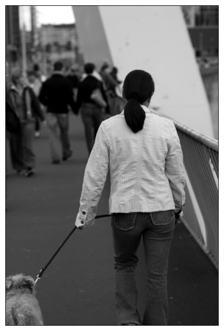 Vrouw op brug