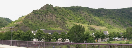 Noord-Oost oever van Cochem.