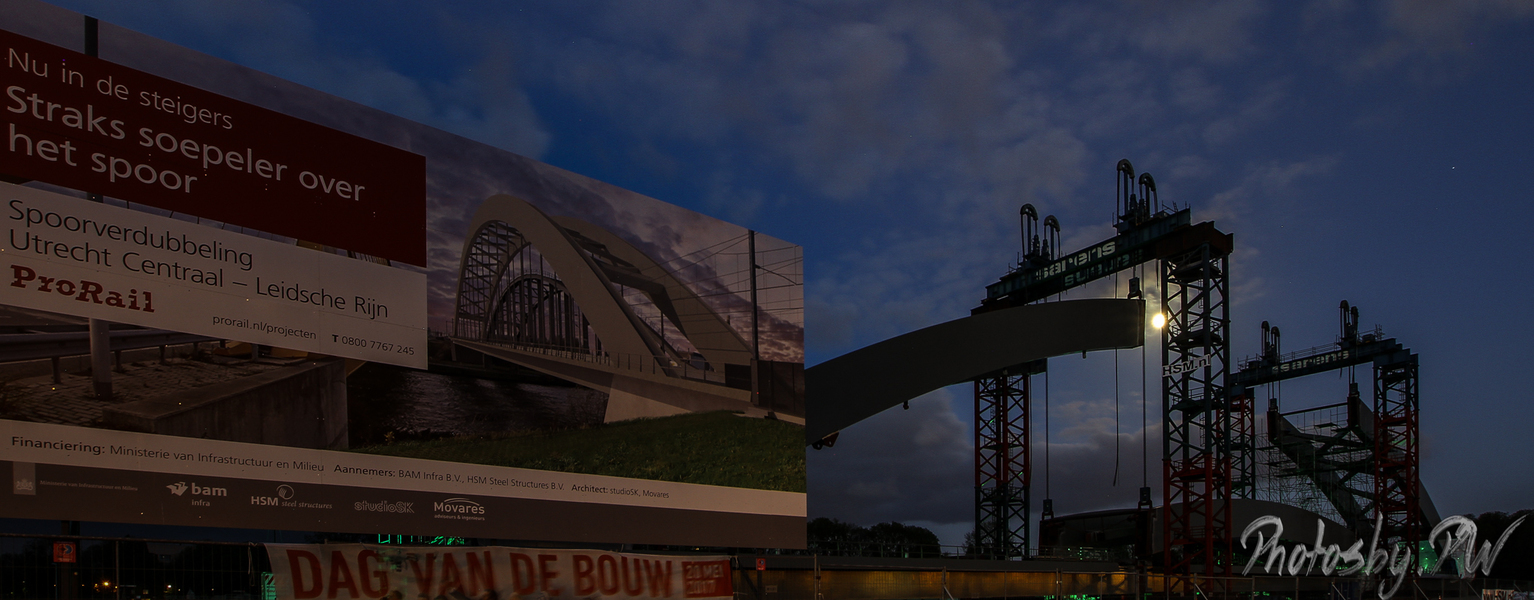Building a bridge, with context - Momenteel wordt er naast de A2 bij Utrecht een nieuwe spoorbrug gebouwd.

Na een blik op TPE heb ik toch de camera maar gepakt.

Deze foto is daa - foto door PeterWesterik op 12-05-2017 - deze foto bevat: bouw, nacht, utrecht, ruw, industrieel