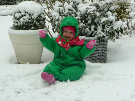 Een groene lieverd voor het eerst in de sneeuw!