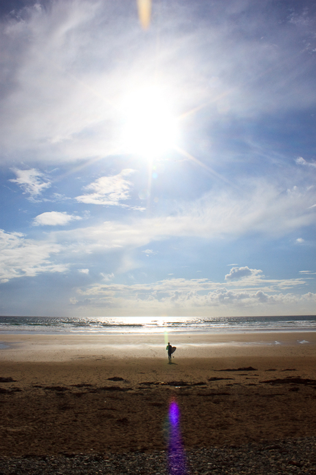 Surfer op weg naar het water