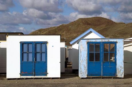 Strandtenten in winterslaap.