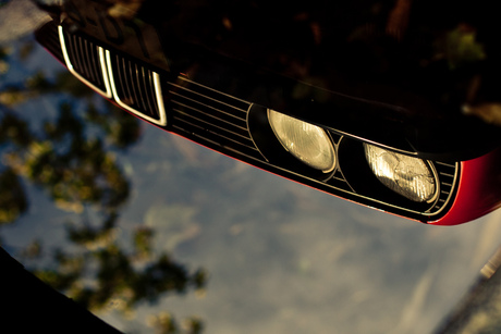 BMW 3 serie in spiegelbeeld