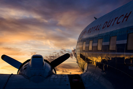 DC-3 tijdens zonsopkomst