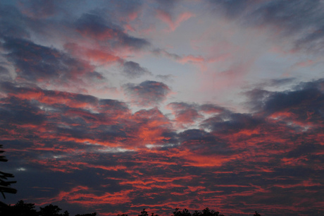 Indrukwekkende lucht bij zonsondergang