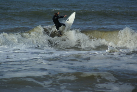 Surfen op golven van de Noordzee