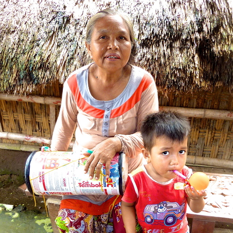 Oma met kleinkind op Lombok